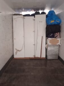 "ترتيب وتنظيم الاثاث والخزائن داخل شاحنة نقل عفش بمكة لضمان وصولها بأمن الي الوجهة"