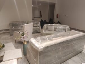 "تغليف احترافي للكنب بستخدام مواد عازلة لخدمات نقل الاثاث بمكة"