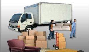 "فريق عمل شركة نقل عفش بمكة يقوم بتحميل الاثاث والكنب وتجهيز صناديق للشحن"